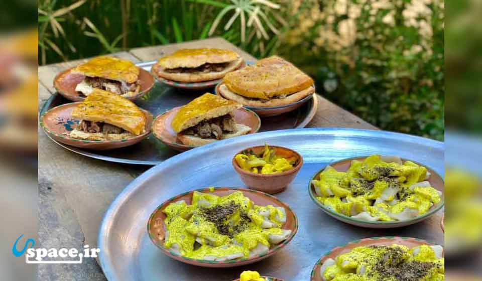 طبخ انواع غذاهای محلی در اقامتگاه بوم گردی خالوعیسی - گناباد - روستای رباب